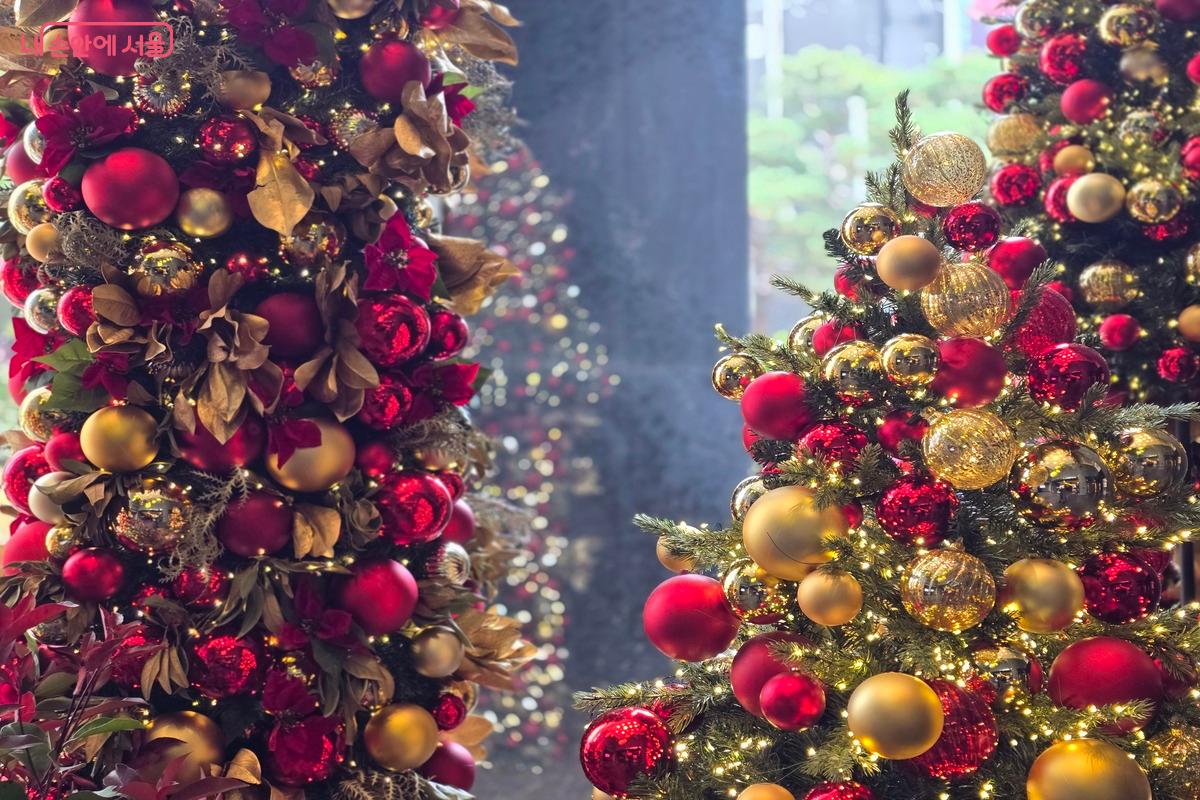 포시즌스 호텔 서울은 화려한 크리스마스트리를 선보이고 있다. ©김은주