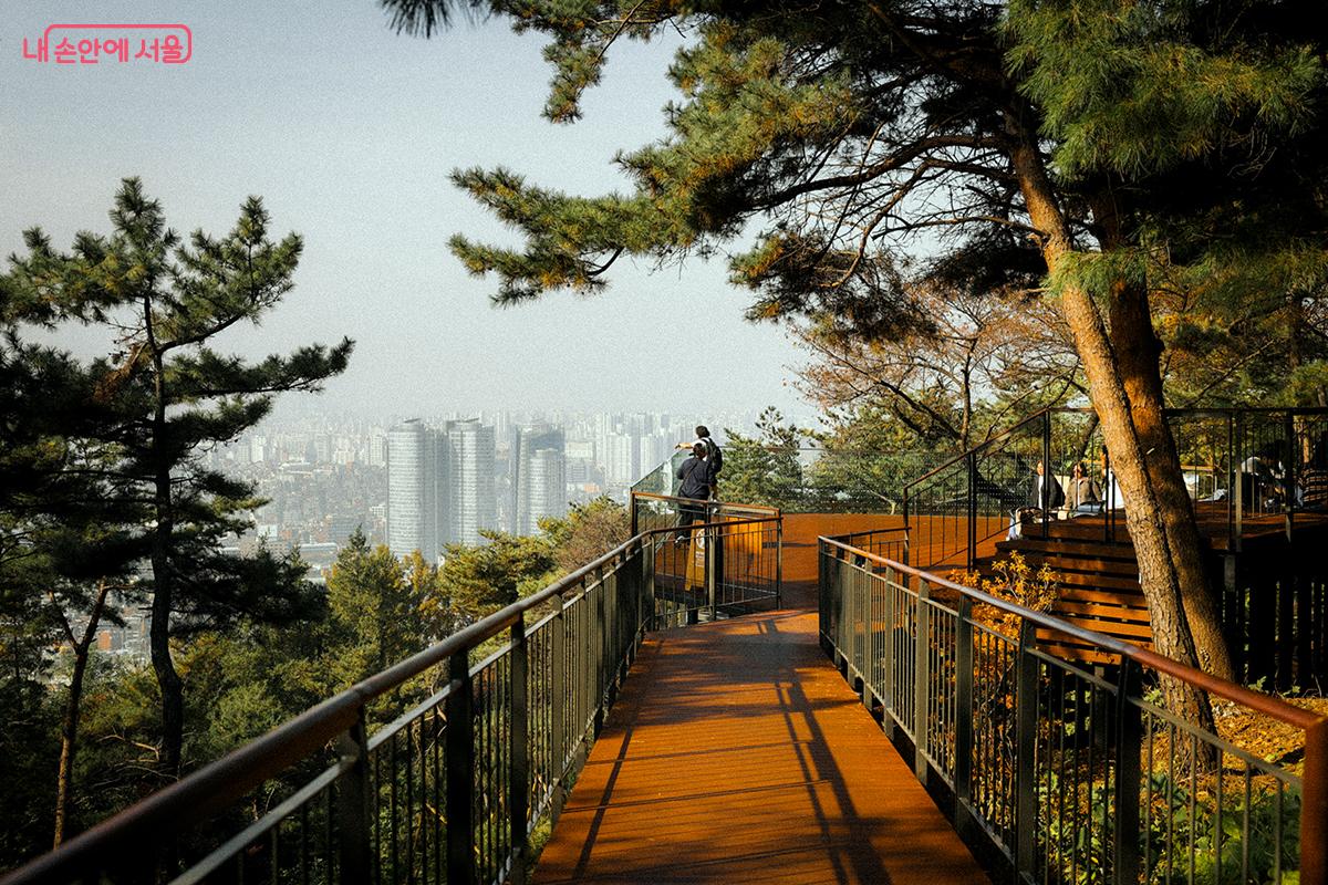 남산하늘숲길의 노을 전망대. 이와 같이 다채로운 전망대와 쉼터, 전망다리가 조성된 덕분에 지루할 틈이 없다. ©김아름