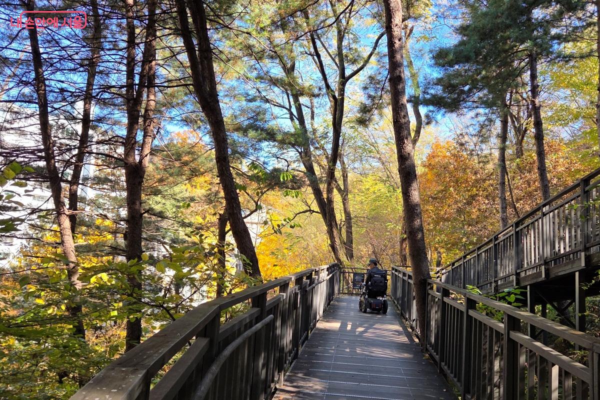 완만한 데크길로 휠체어를 이용하는 분들도 편하게 이용할 수 있다. ©김미선
