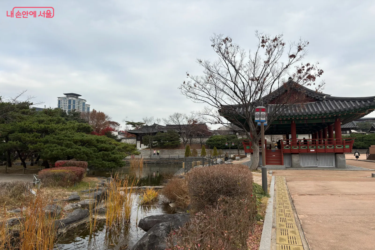 한옥과 연못이 어우러진 남산골한옥마을의 아름다운 겨울 풍경 ©이혜린