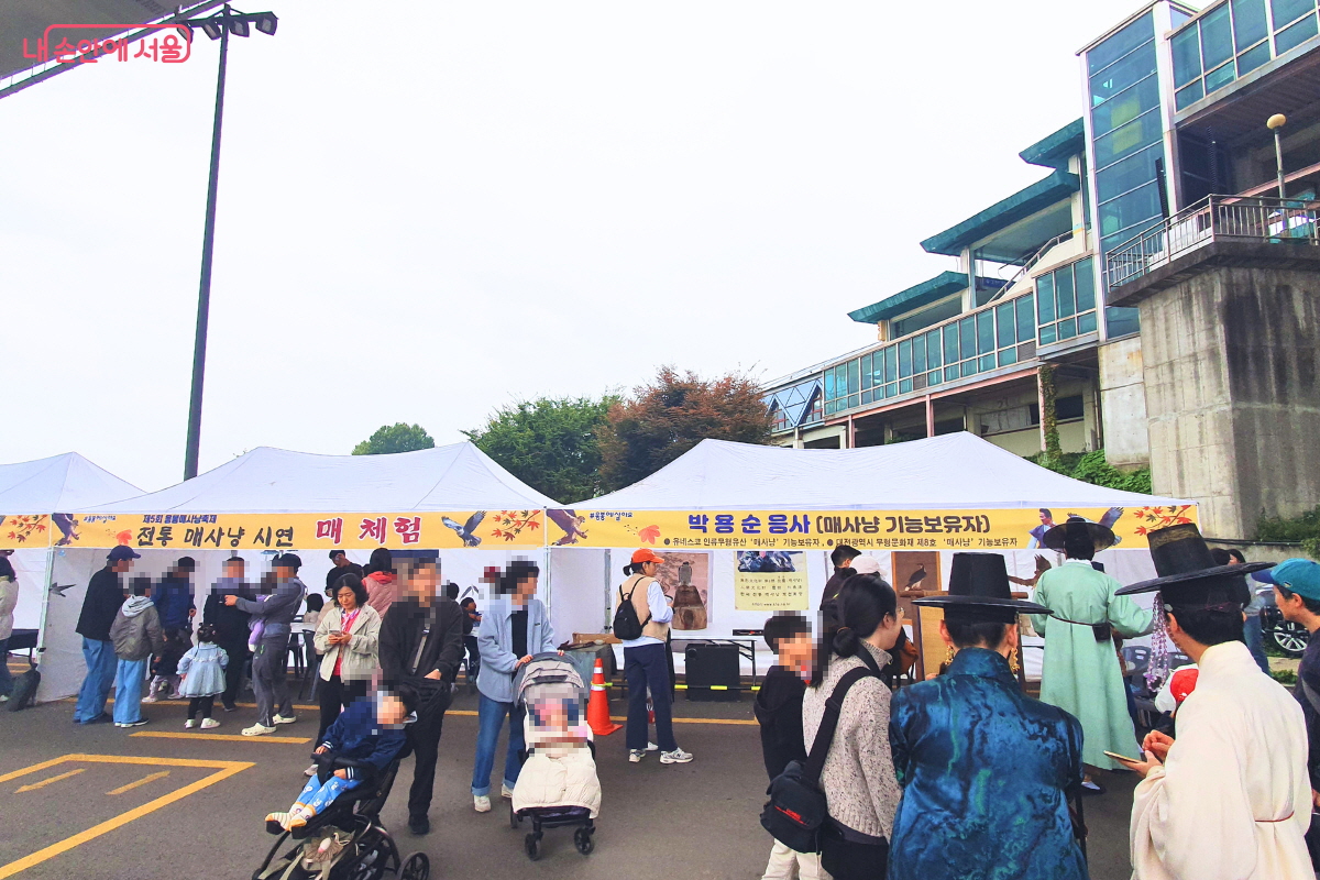 ‘매 체험’ 부스 앞에서 차례를 기다리는 시민들 ©양정화