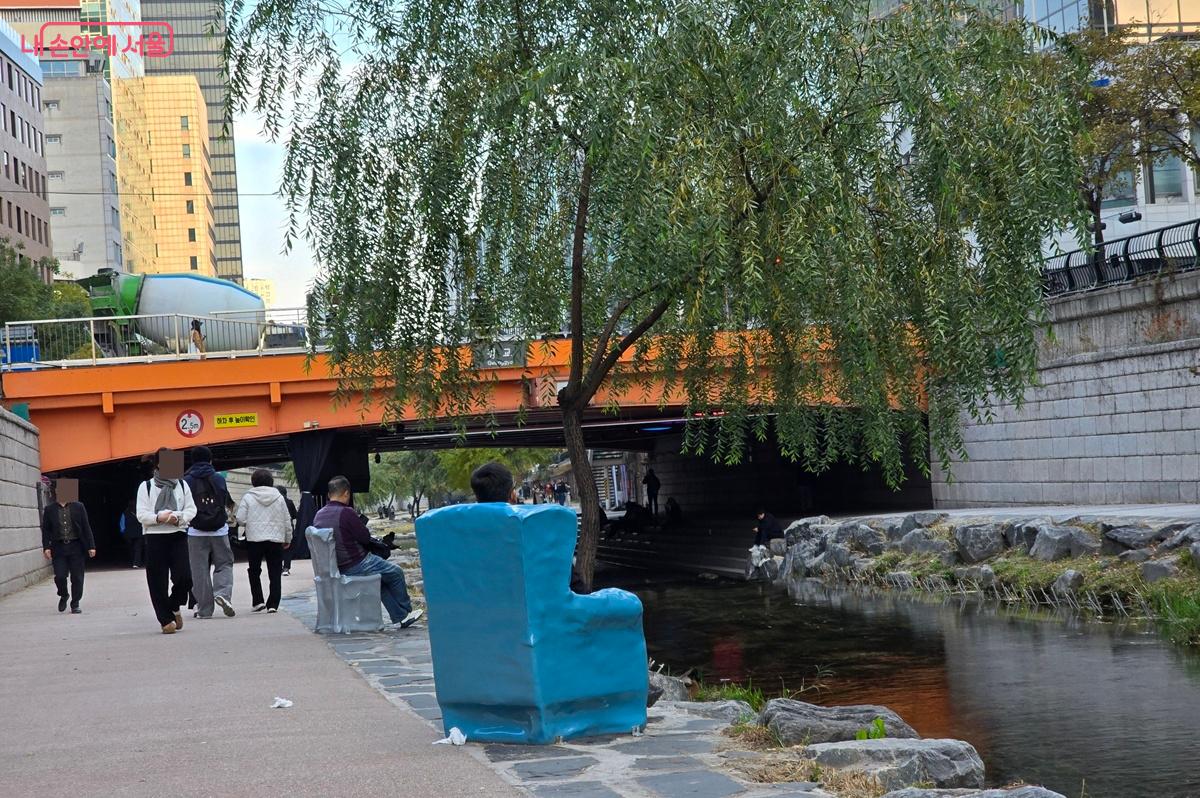 장승태 작가의 '기억의 자리' 작품에서 쉬고 있는 시민들을 만날 수 있다. &copy;조성희