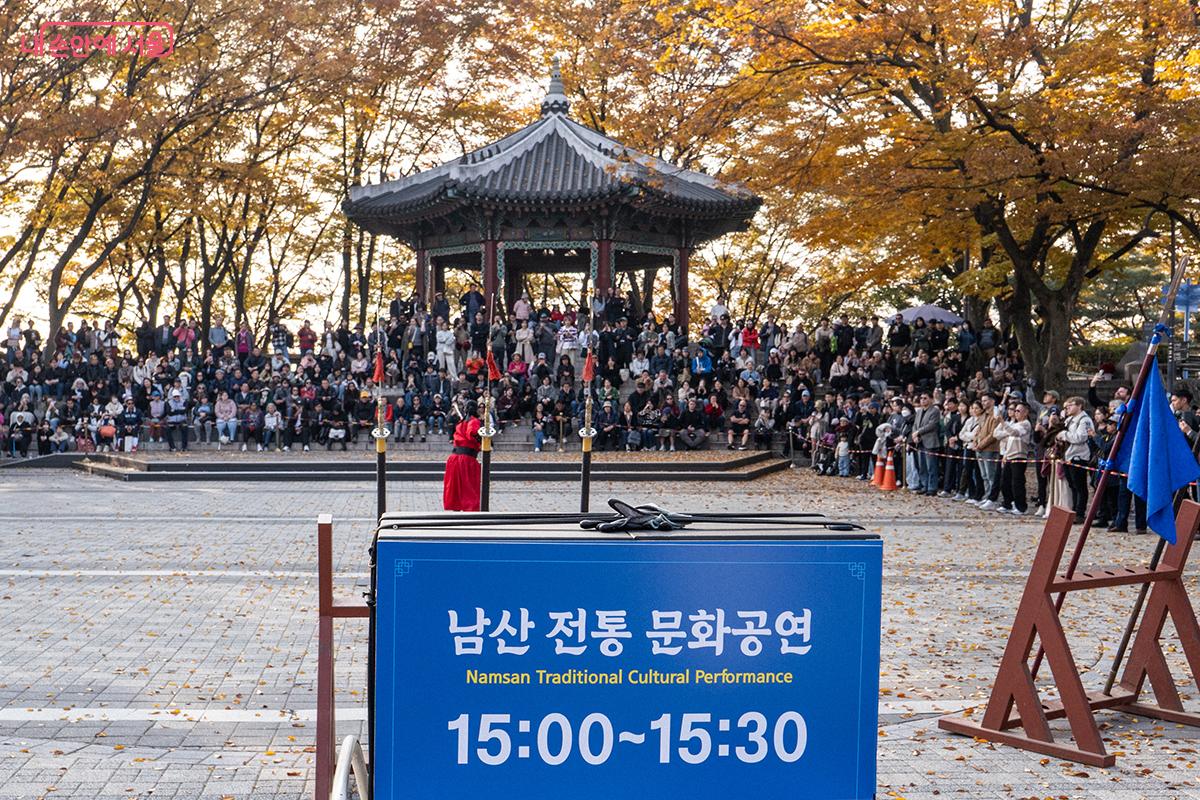 오후 3시부터 30분 동안 남산 전통 문화공연이 진행된다. &copy;이진형