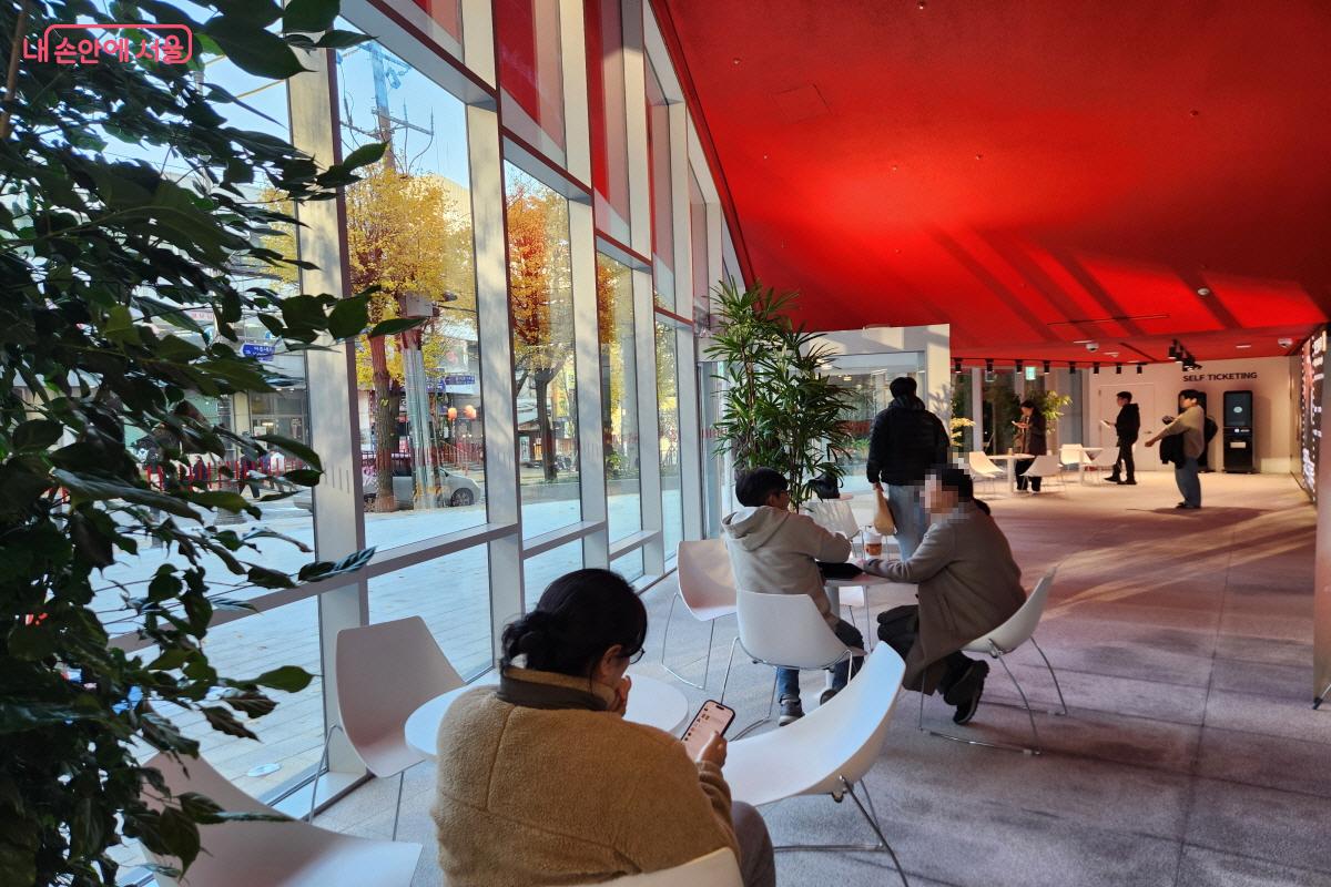 서울영화센터 1층에는 카페와 휴식 공간이 있다. ©윤혜숙