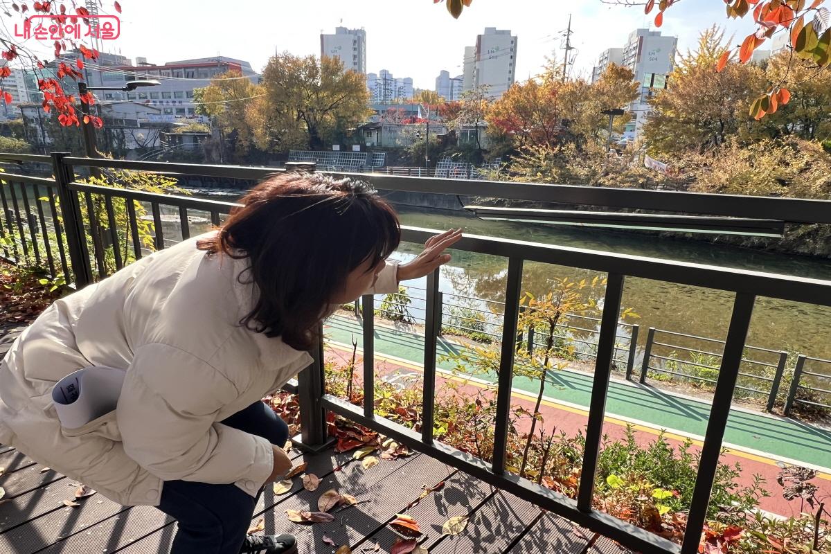 마을환경관리사로서 우이천 산책길의 시설물을 점검하고 있다. &copy;박지영