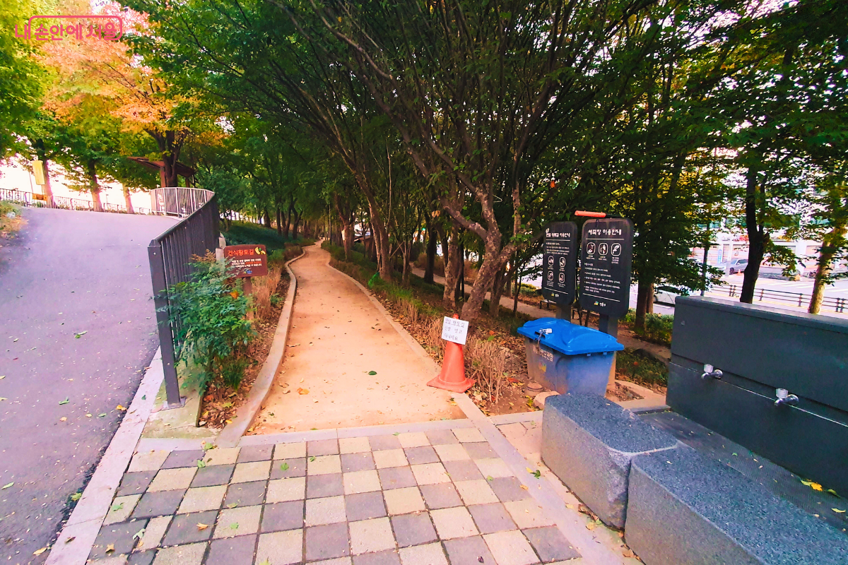 송정제방길 맨발 황톳길이 끝나는 지점에 마련된 세족장의 모습. 시민들이 황톳길을 이용한 후 발을 씻을 수 있도록 수도꼭지와 발판이 설치되어 있어 이용객의 편의를 세심하게 배려했다. ©양정화