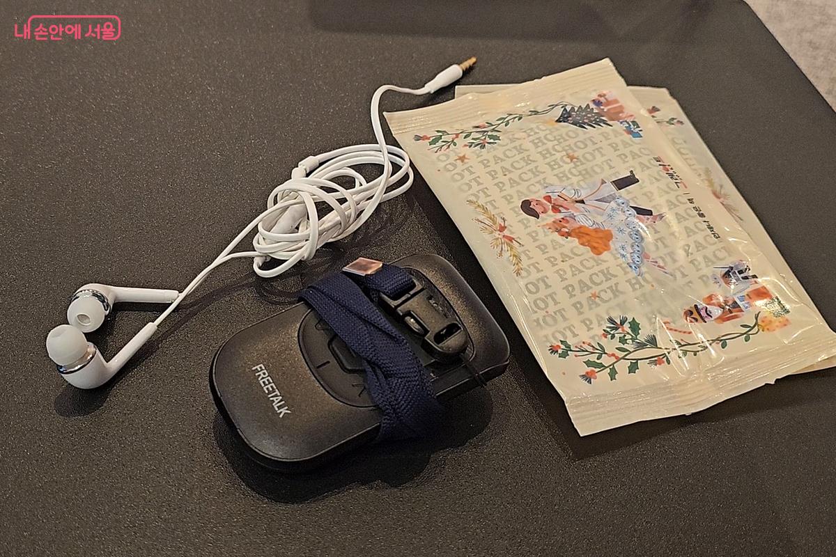 DDP가 제공하는 음성 안내 수신기와 이어폰, 핫팩 ©오도연