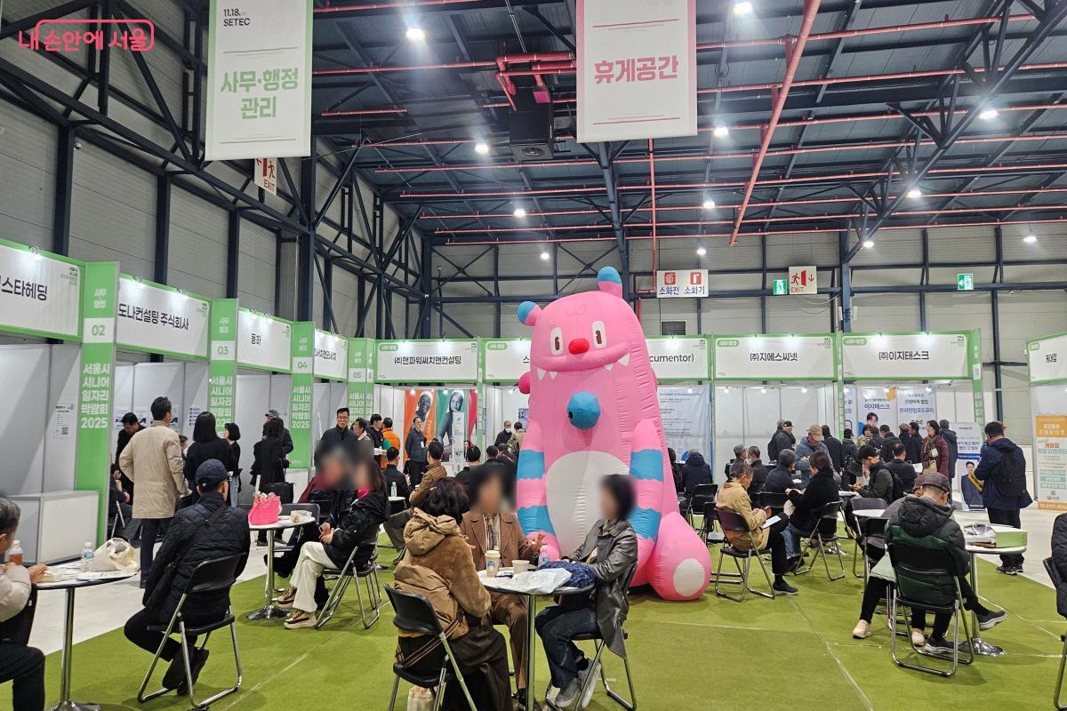 해치가 함께한 휴게 공간은 참가자들의 열기로 활기가 넘쳤다. &copy;이선미 