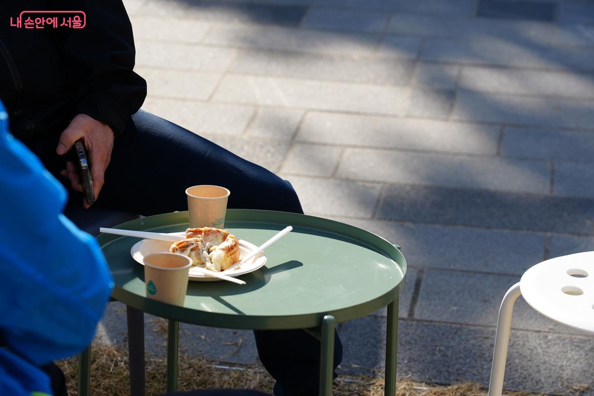 커피와 디저트를 즐기고 있는 이용객 &copy;우현희