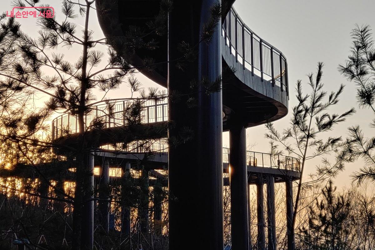 용마산 스카이워크는 10m 높이의 전망대다. &copy;김병규