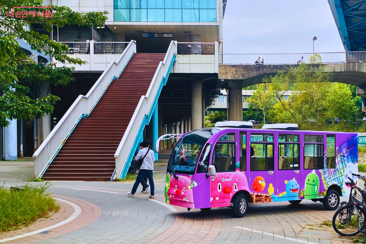  동작역에 도착한 해치카에서 하차하는 승객들 &copy;양정화