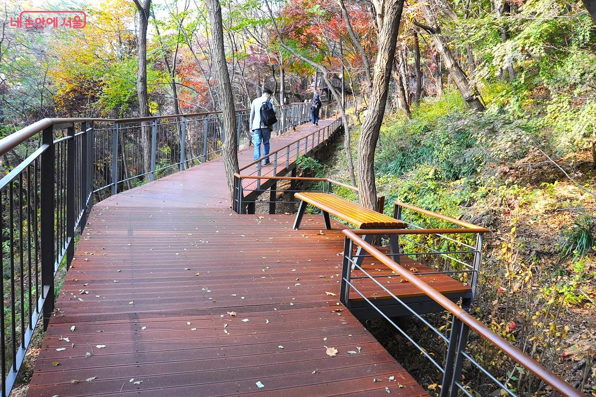 ‘하늘숲길’은 자연을 훼손하지 않고 시설물을 설치했다. ⓒ조수봉