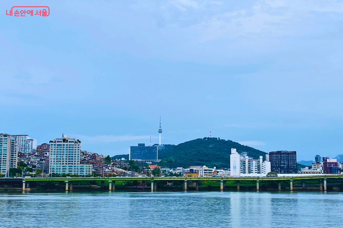 움직이는 전망대 한강 해치카에서 본 N서울타워와 한강 풍경 &copy;양정화