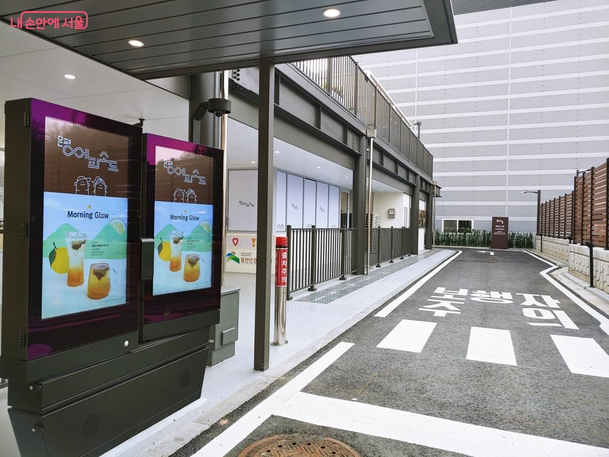 '은평 에피소드'는 드라이브 스루(DT)가 가능한 수변카페다. ©엄윤주