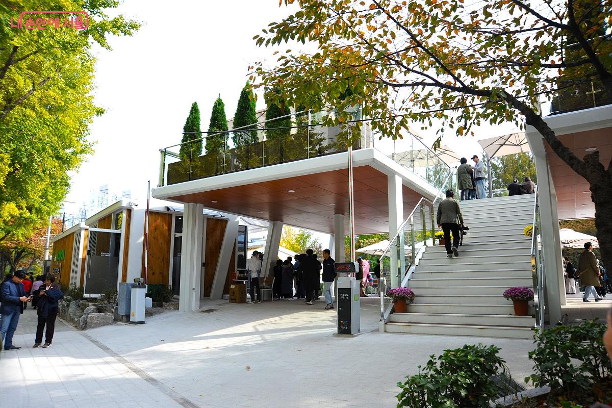 당현마루는 카페, 라면존, 야외 쉼터, 공연장, 바닥분수 등을 갖춘 주민들의 쉼터 및 각종 문화 행사 장소로 활용된다. ©조수봉