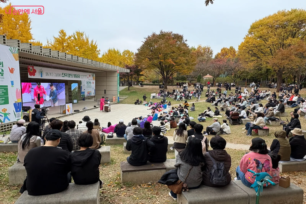 많은 시민들이 야외무대에 있는 좌석에 앉아 공연을 관람하고 있다. &copy;이혜린