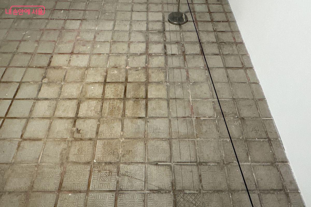 단순한 관람을 넘어 공간이 가진 시간의 깊이를 체감하는 독특한 경험을 할 수 있다. ©김재형