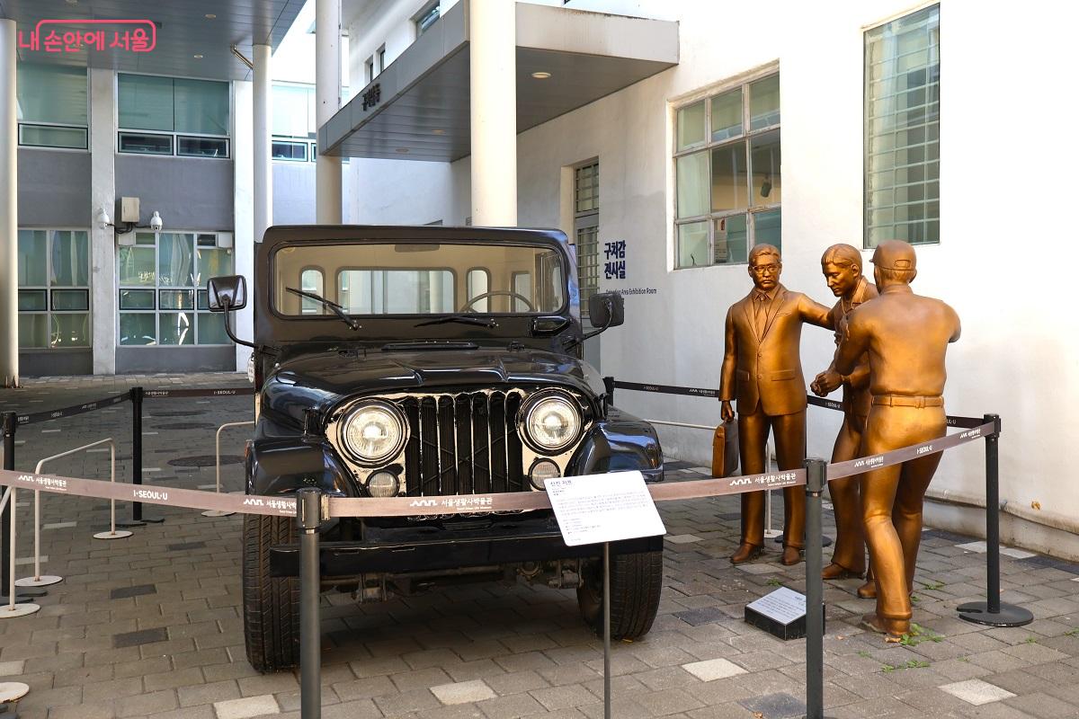 옆 건물, 과거 서울북부지방검찰청 내 조성된 구치감전시실 입구 &copy;이봉덕 