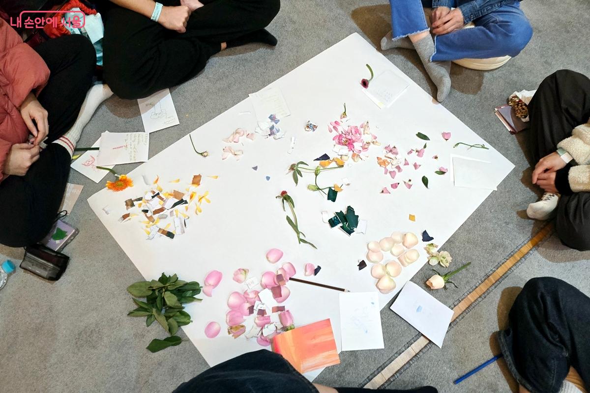 자신이 버리고 싶은 기억과 행복한 기억을 쓰고 꽃으로 응원했다. ©김윤경