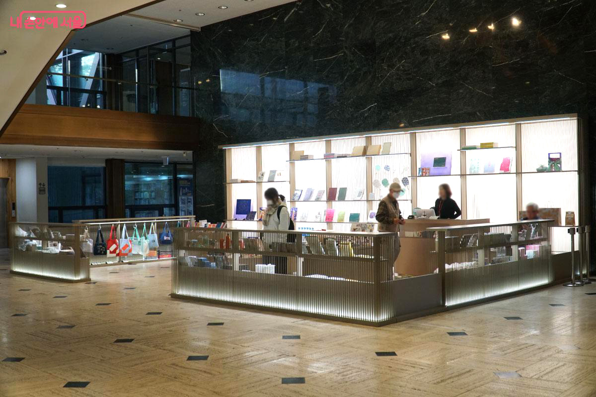 '영뮤지엄' 전시 공간 맞은편에는 서울역사박물관 뮤지엄숍이 위치하고 있다. ©홍혜수