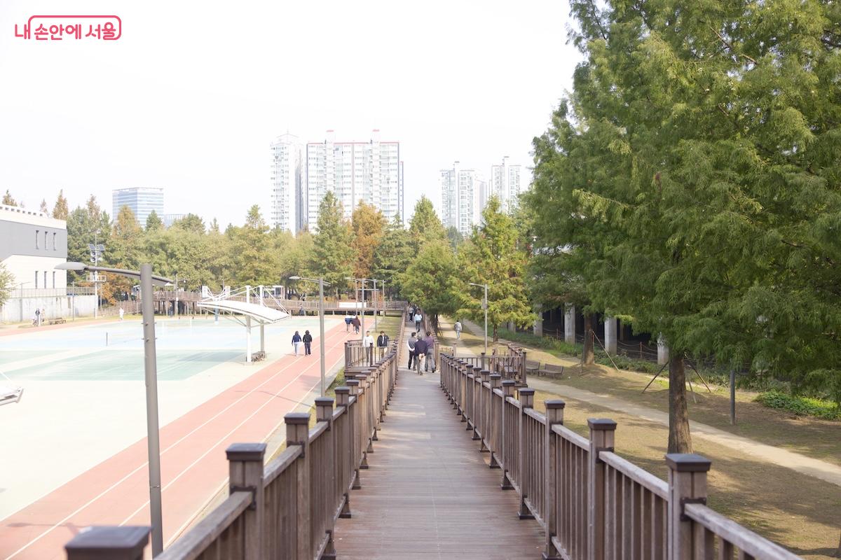 잠시 들러 여유롭게 산책을 즐기기 좋은 도심 속 쉼터다. ©임중빈