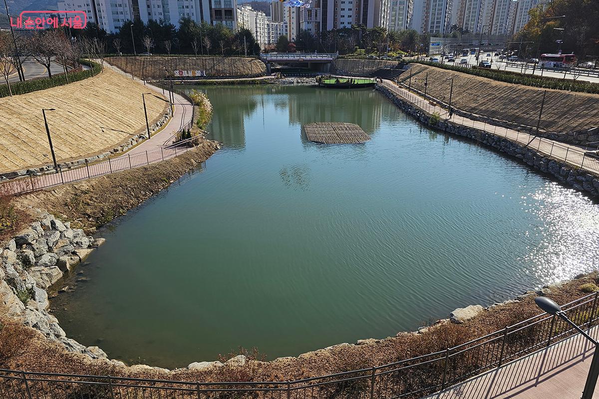 울타리 너머 숨겨졌던 구파발천 유수지가, 수변카페·북한산 전망·산책로를 품은 시민의 휴식처로 아름답게 되살아났다. ©정향선