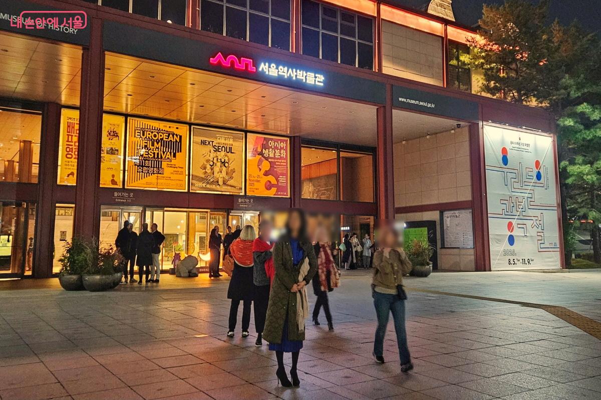 영화를 보고 나오니 어두워진 하늘에 달이 밝았다. ©이선미