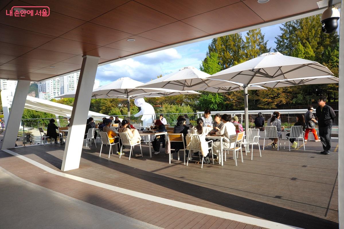 당현마루 야외 테라스에서는 당현천 물멍과 불암산을 조망할 수 있다. ©조수봉