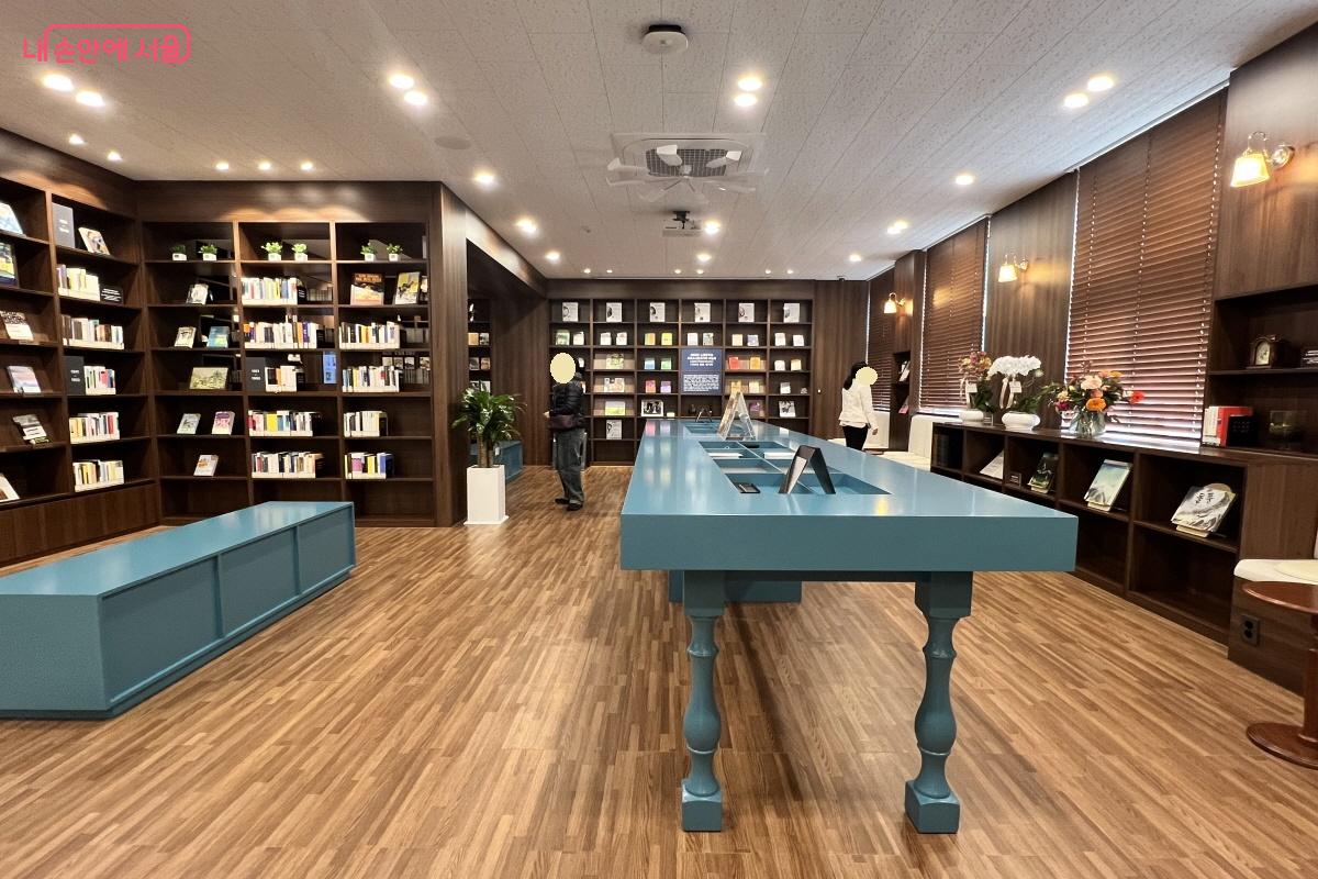 중앙에 놓인 테이블에선 필사를 할 수 있다. ©박지영