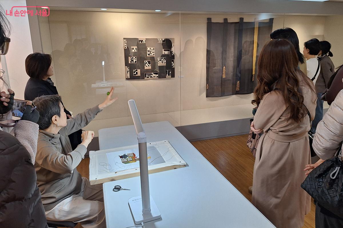 서울특별시 무형유산 제12호 자수장 김현희 보유자가 김현희 보유자가 '수 조각보' 작품에 대해 설명하고 있다.