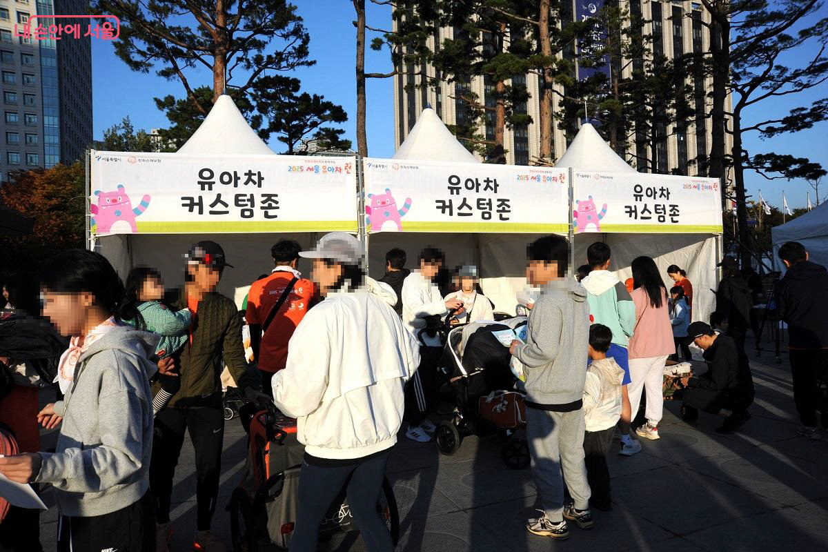 ‘서울 유아차 런’ 시작 전 유아차 커스텀존에 참가자들이 모였다. ©조수봉