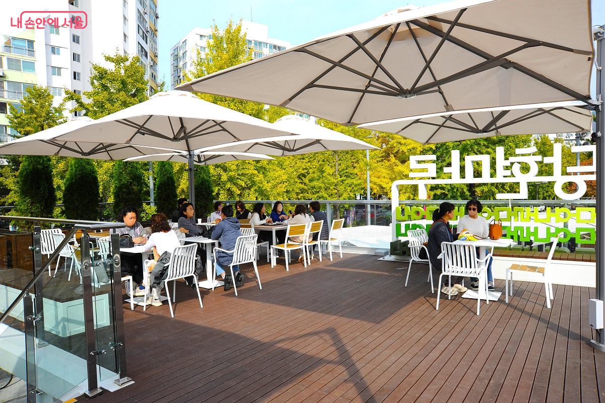 수변 전망대 겸 쉼터 공간인 당현마루 루프탑 ©조수봉