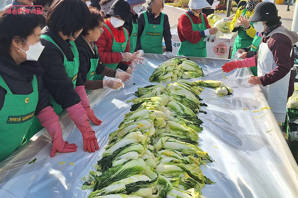 김장을 위해 준비된 가로 12m, 세로 3m의 대형 탁자 위에서 김장 담그기가 시작된다. &copy;정향선