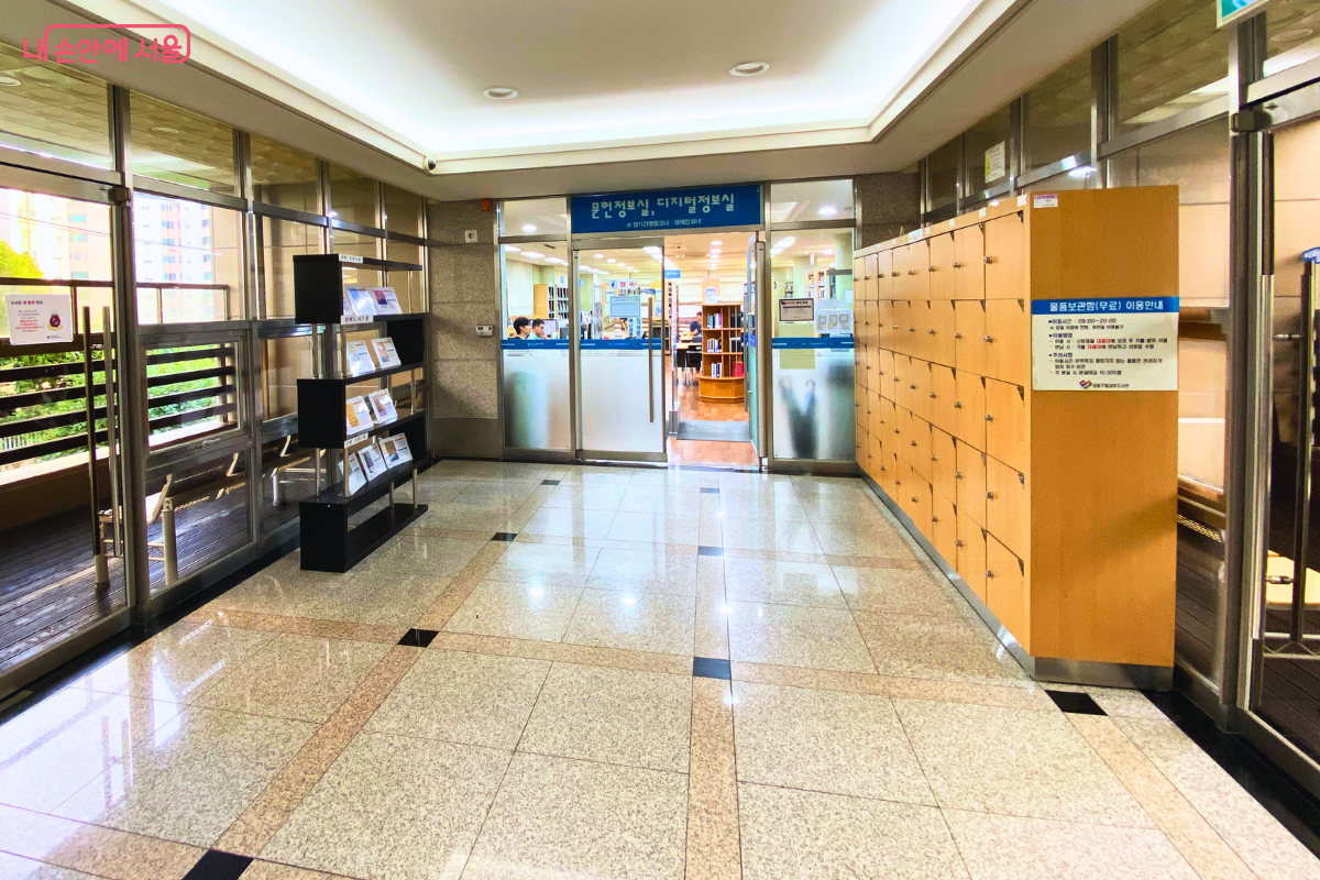 금호도서관 3층 로비의 중앙 모습이다. 정면에는 '문헌정보실, 디지털정보실' 입구가, 오른쪽에는 이용자들을 위한 나무 사물함이, 왼쪽에는 테라스형 휴게 쉼터와 도서 전시 선반이 자리하고 있다. ©양정화
