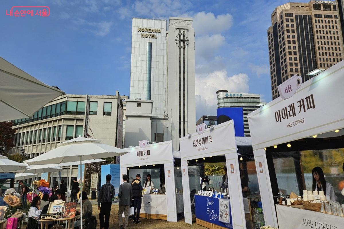 각각의 커피 브랜드는 저마다의 향과 자세를 가지고 있다. ©이선미 