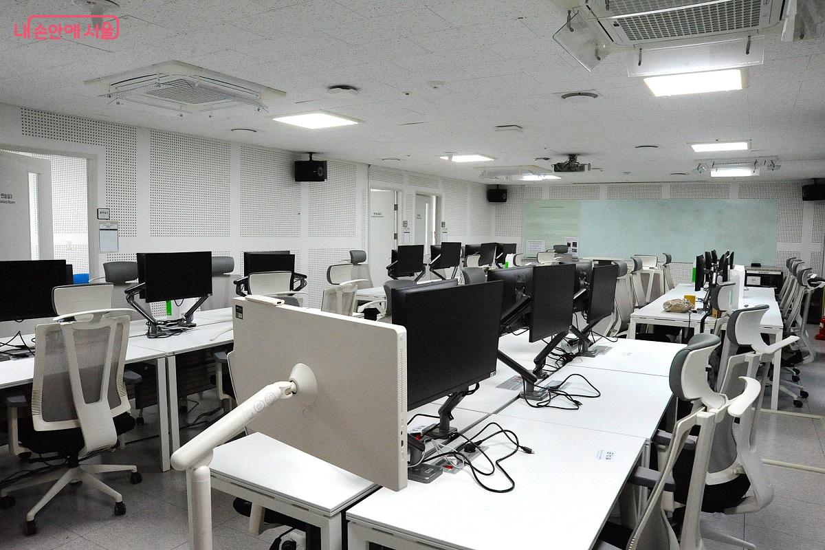 각종 교육 기자재가 완비된 구로캠퍼스 클래스1의 모습 ©조수봉