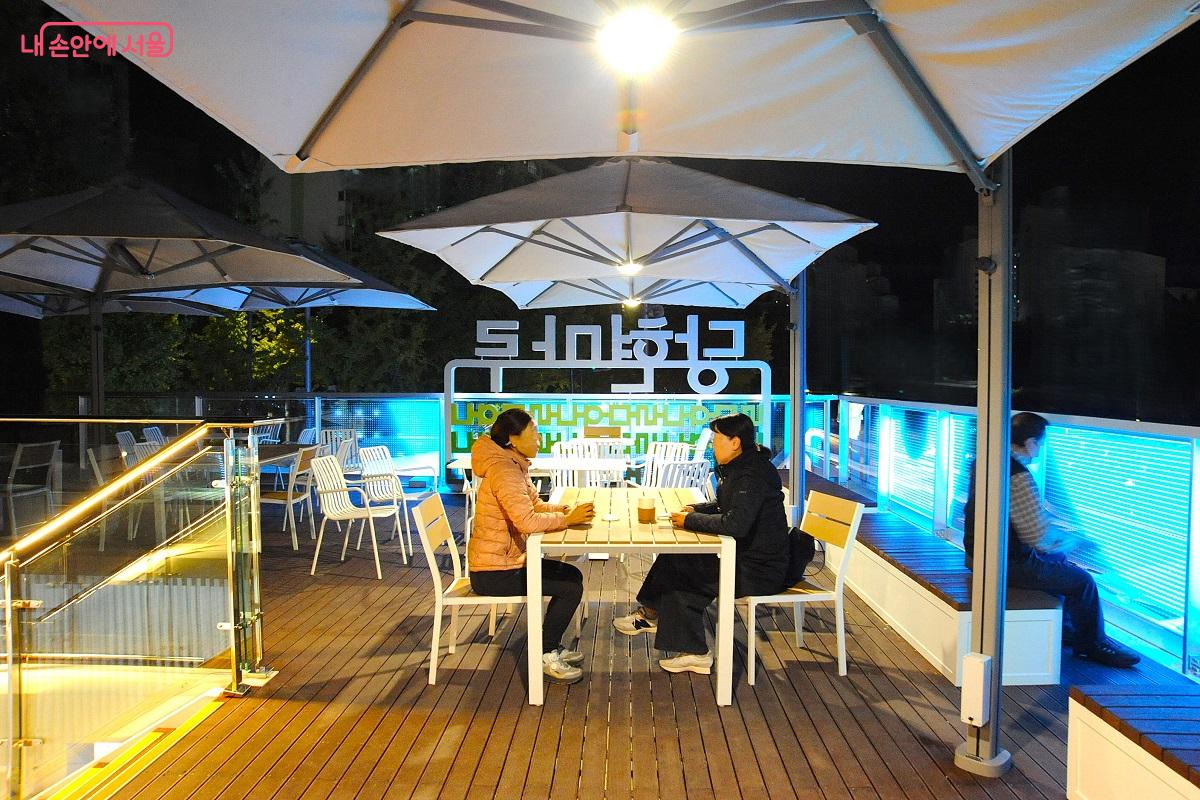 루프탑 둘레는 미디어글라스를 설치해 미디어아트 연출, 주민 알림판 등의 용도로 사용한다. ©조수봉