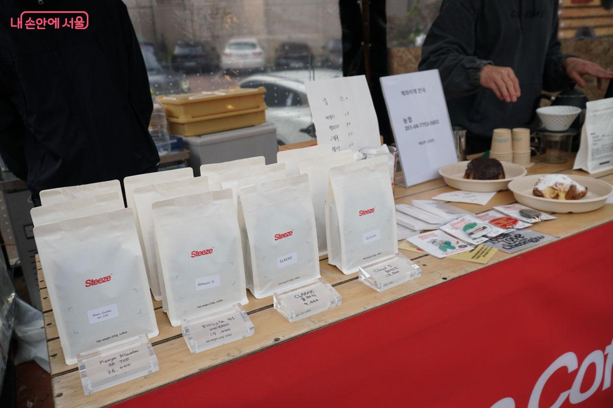  다양한 원두를 팔고 있는 모습 ©홍혜수