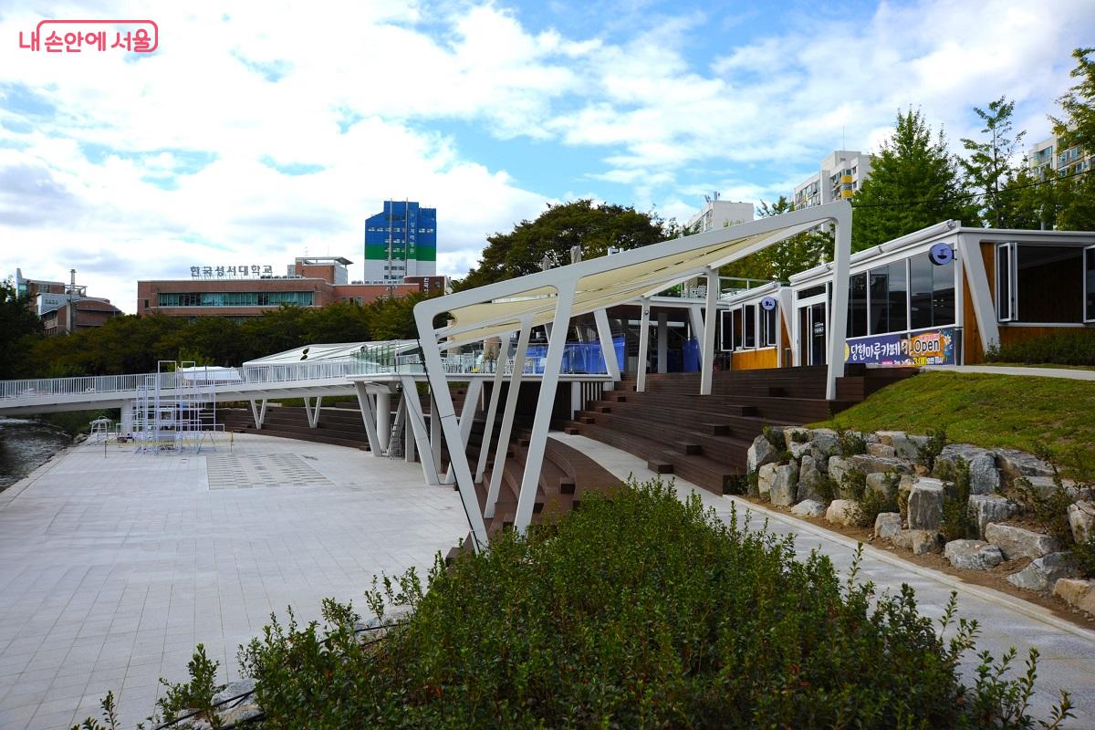 바닥분수가 있는 당현마루 앞 하천 둔치는 문화 행사장이 된다. ©조수봉