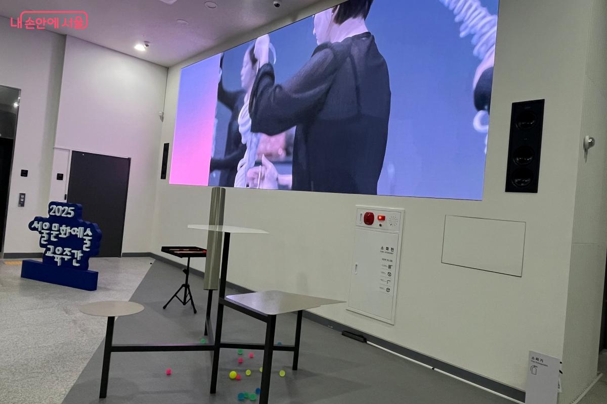 이수진 작가가 참여한 &lsquo;두드림 리드믹스&rsquo; 전시 &copy;김연희