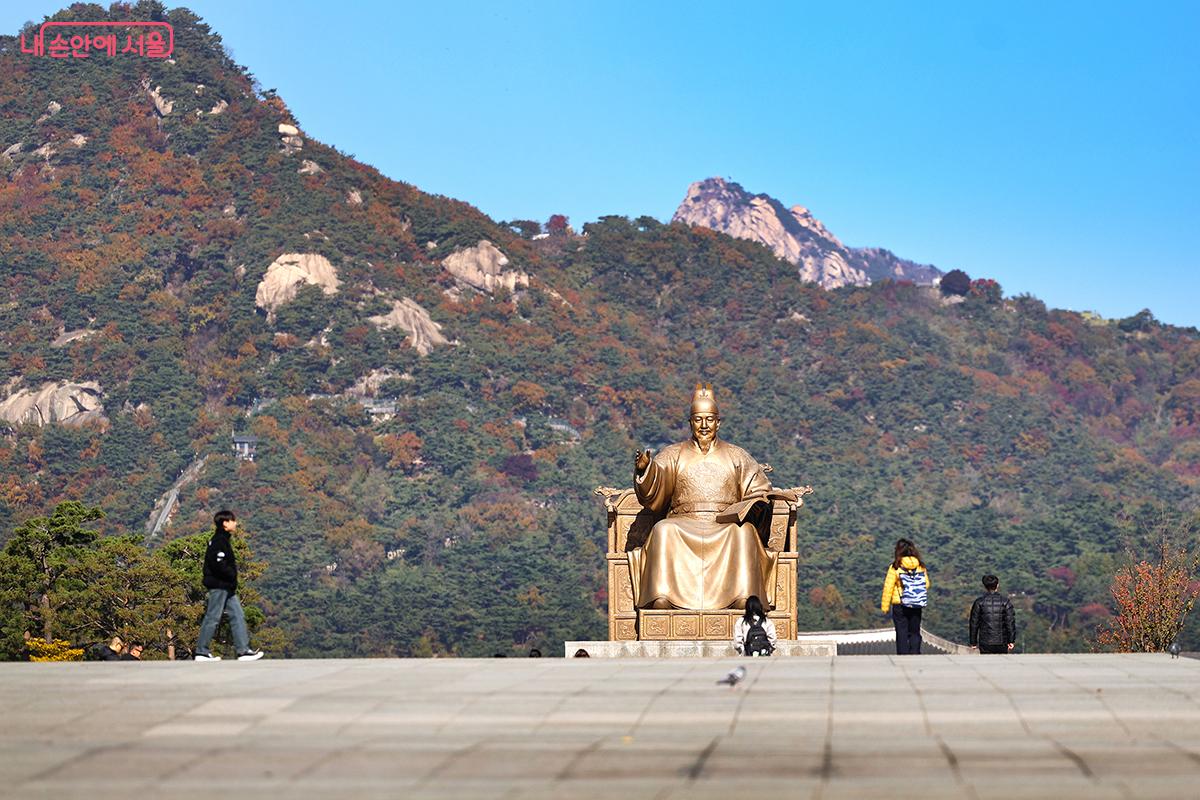울긋불긋 가을빛으로 물든 인왕산 앞 세종대왕 동상 ©김주연