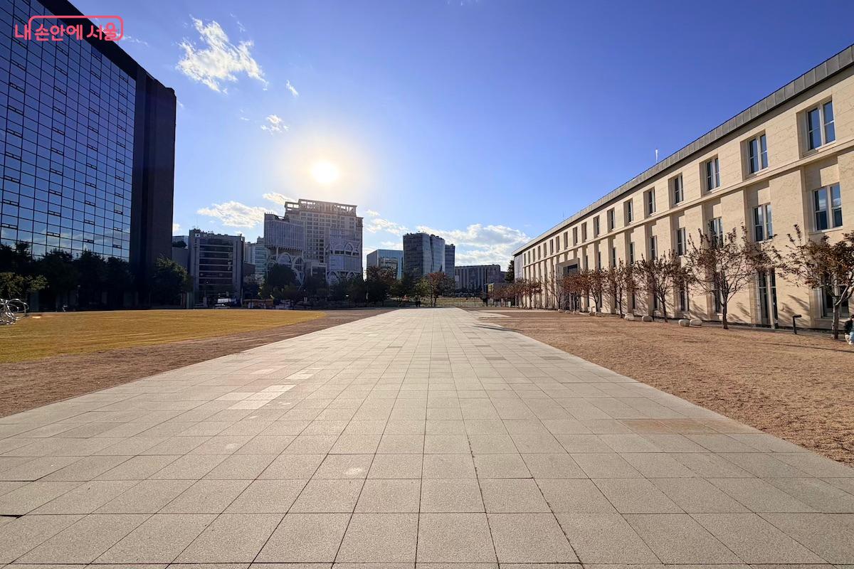 넓은 마당에는 다양한 야외 설치 작품이 전시되어 있다. &copy;이종빈