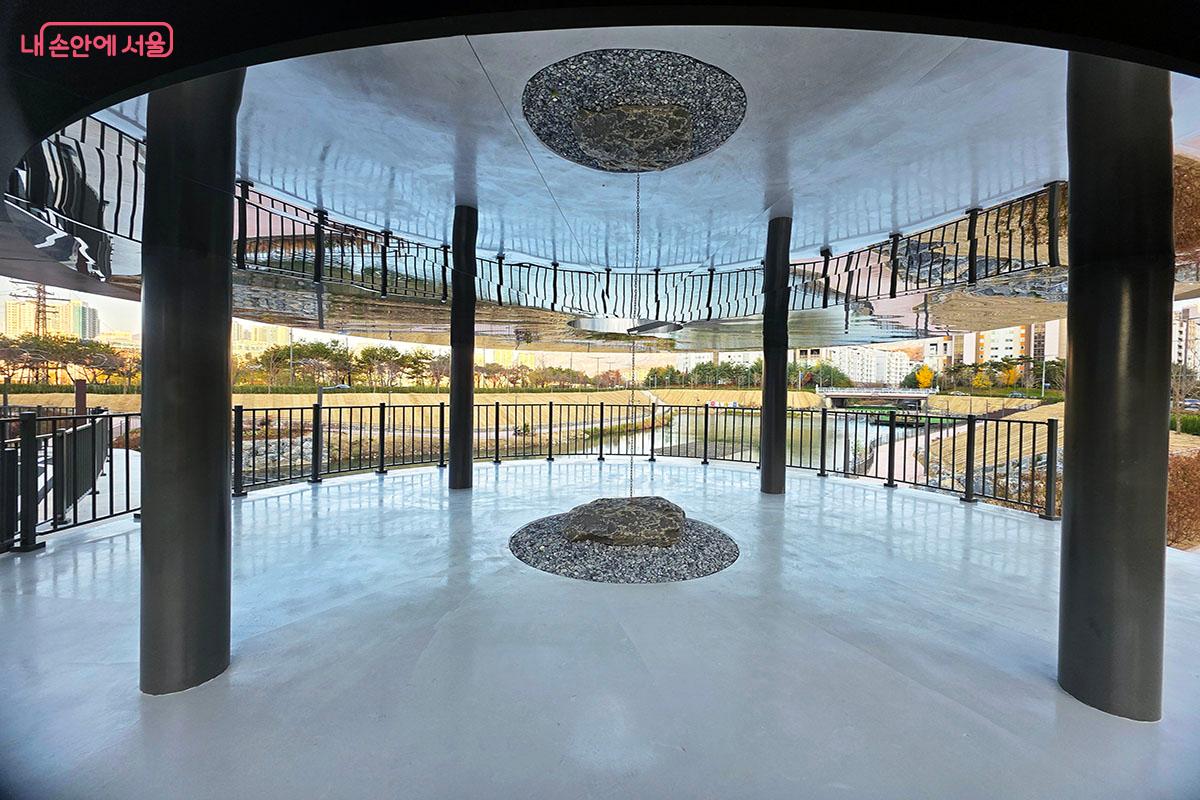 반사되는 천장과 돌과 바위로 이루어진 조망공간 '전망파고라' ©이정민