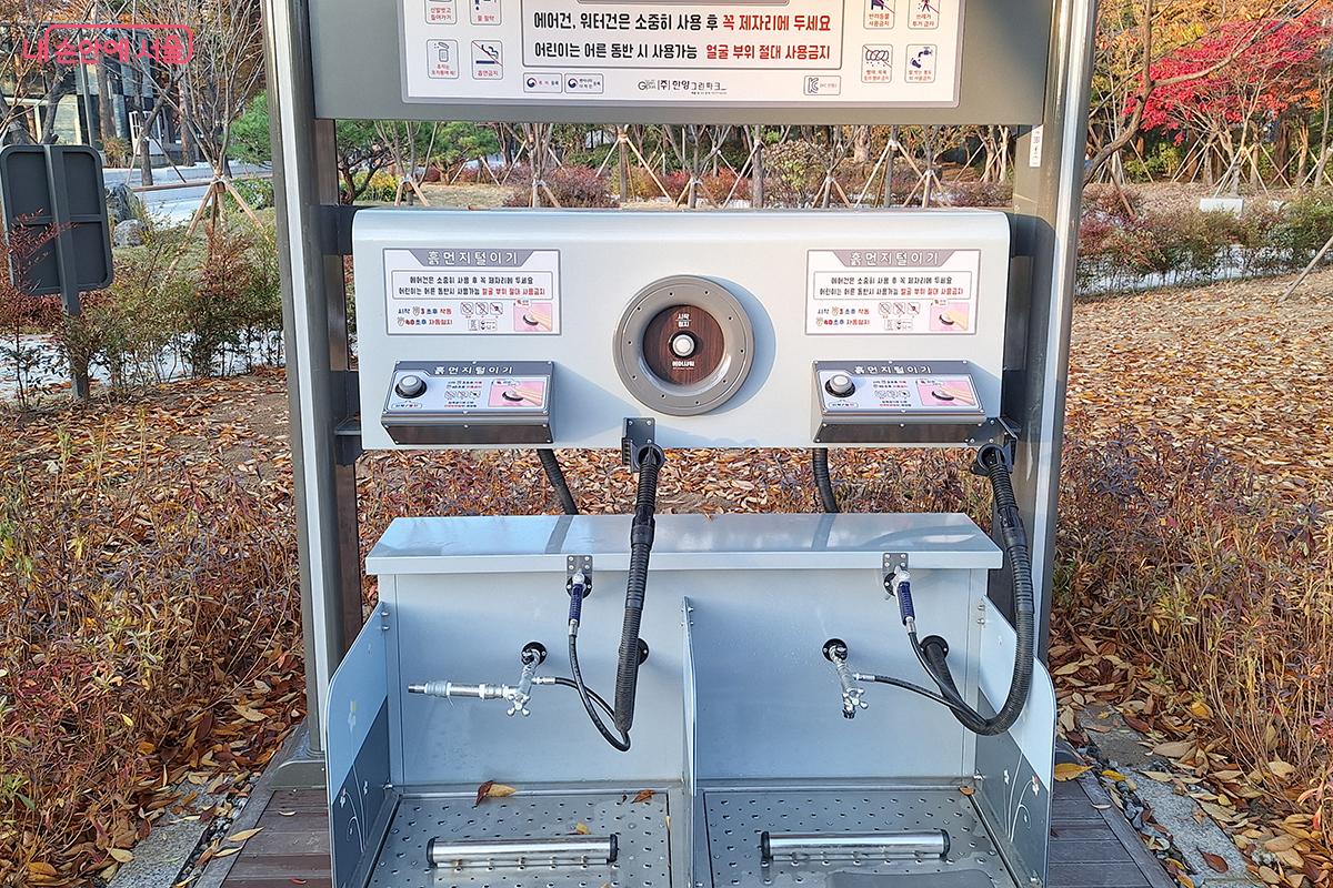 에어건과 워터건이 설치되어 산책 후 먼지 제거를 용이하게 한다. ©이혜숙