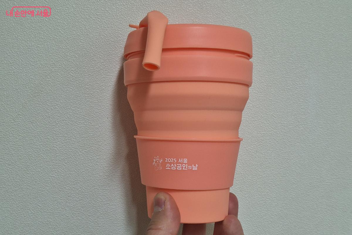 미션을 완수하고 받은 텀블러는 이 축제의 일원으로서 작은 경제 활동에 기여했다는 뿌듯함과 연대감을 느끼게 해주는 증표였다. &copy;정향선