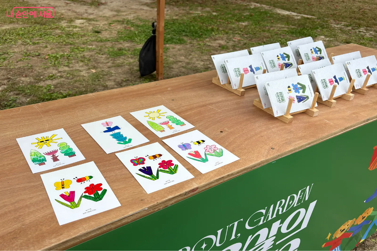 부스에 색칠된 엽서 예시들이 놓여져 있다. &copy;이혜린