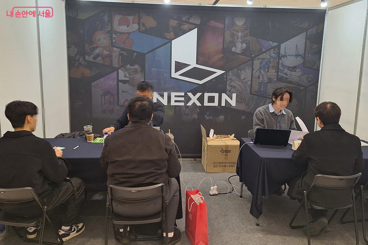 넥슨코리아, 티빙, 펄어비스 등의 부스 앞에는 엄청난 대기 행렬이 이어졌다. &copy;백승훈