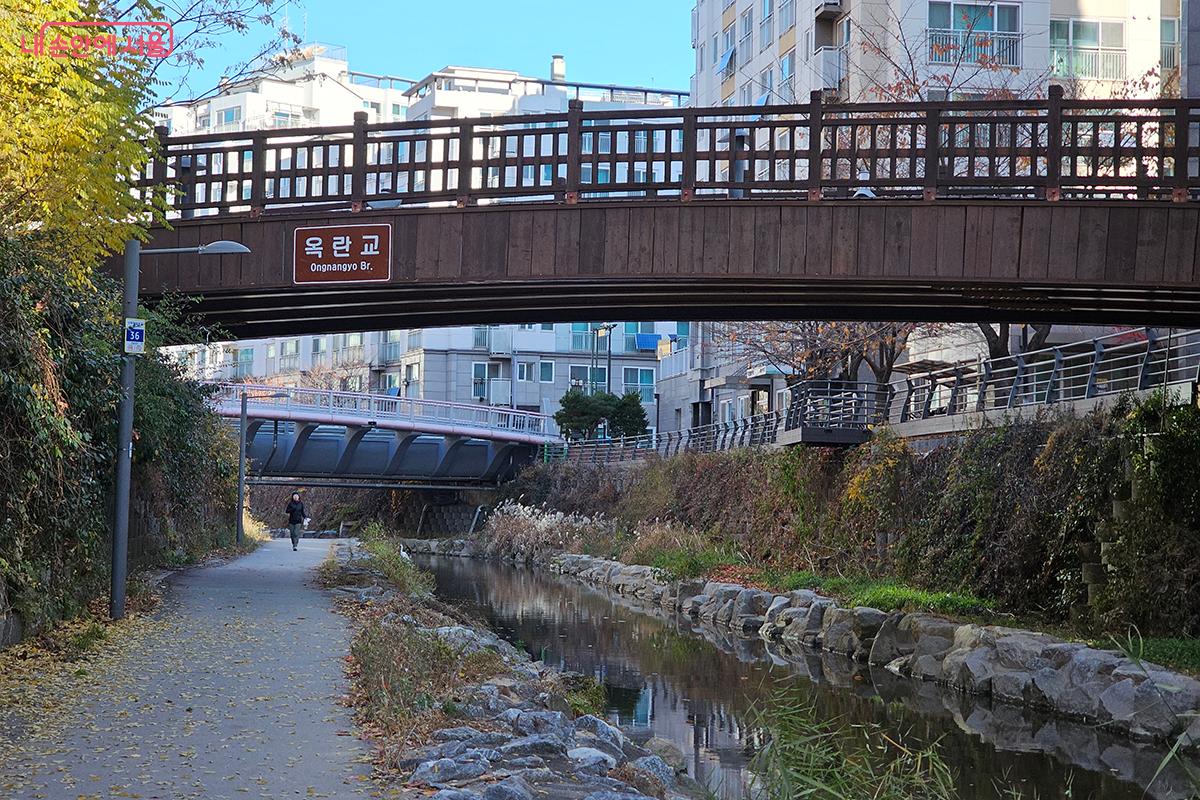 서울둘레길 16코스는 6호선 증산역~3호선 구파발역 사이의 봉산과 앵봉산 두 개의 산을 넘어가는 코스로 되어 있다. ©정향선