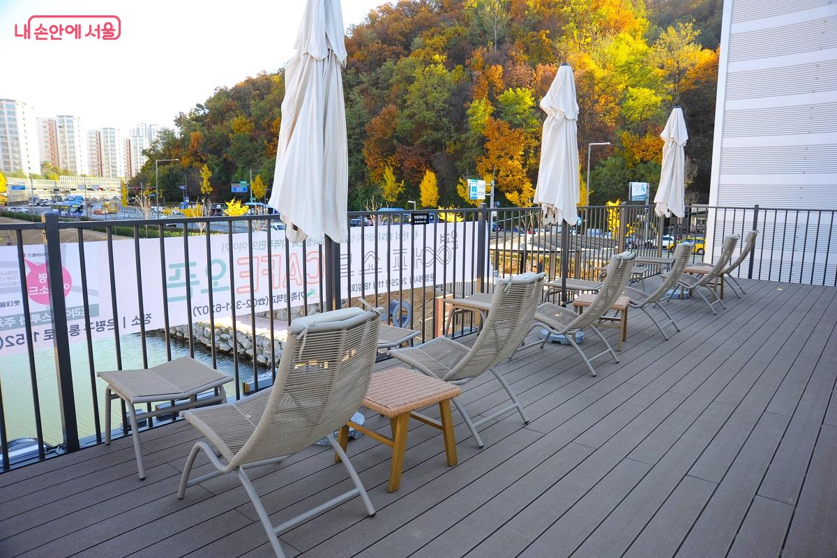 ‘은평 에피소드’ 루프탑에서는 유수지와 북한산을 조망하며 차 한잔의 여유를 즐길 수 있다. ⓒ조수봉