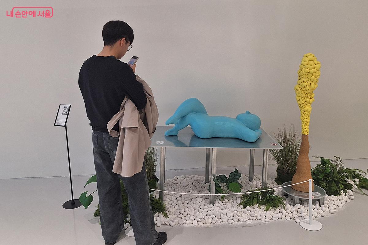 휴식과 사색의 순간을 전하는 ‘누워서 하늘 보기’ 작품 ©이혜숙